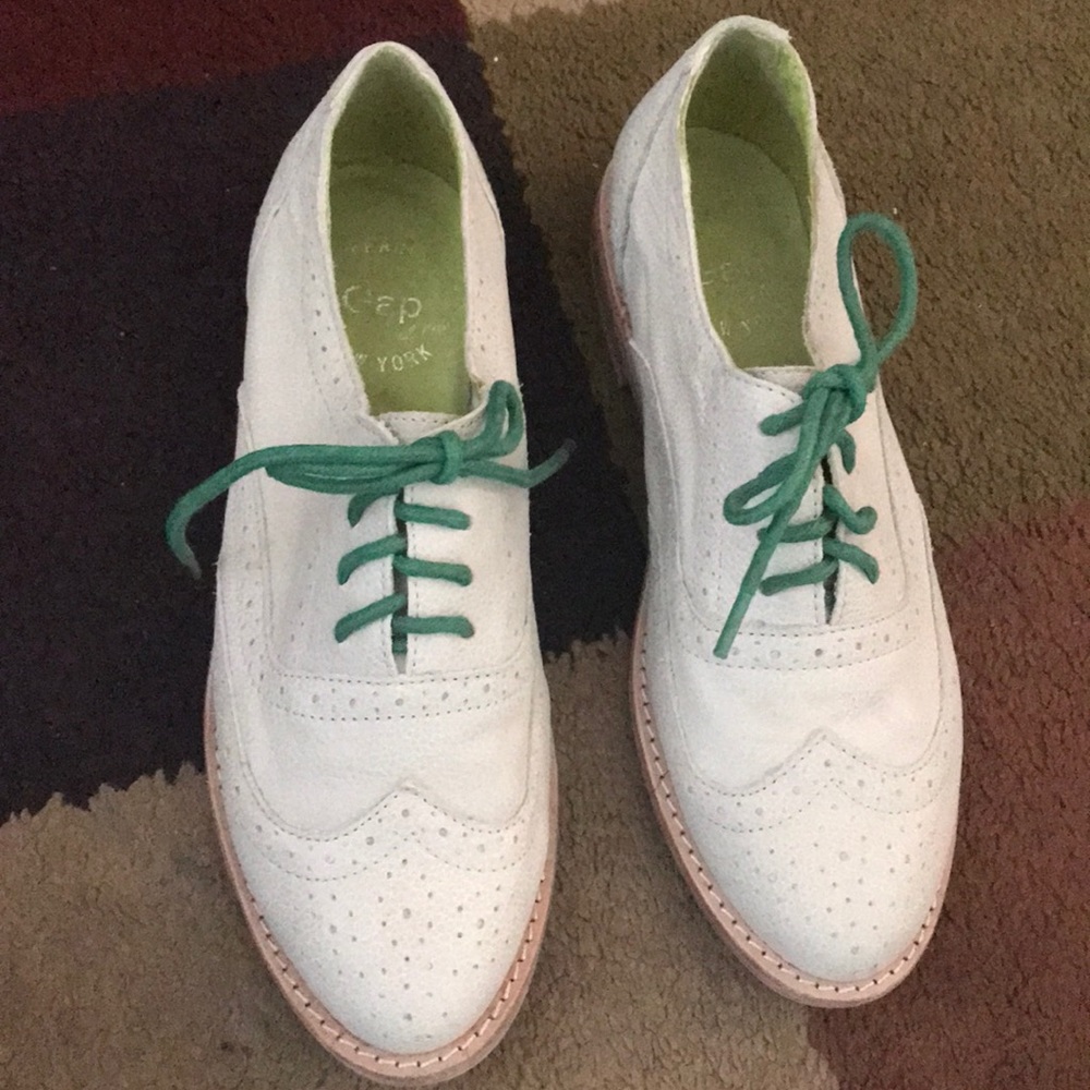 GAP Perforated Oxfords Size 6 Tan Leather
